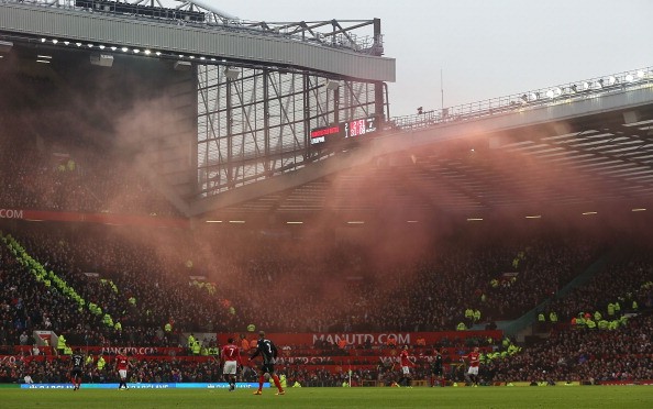 Những làn khói màu đỏ bao phủ Old Trafford...